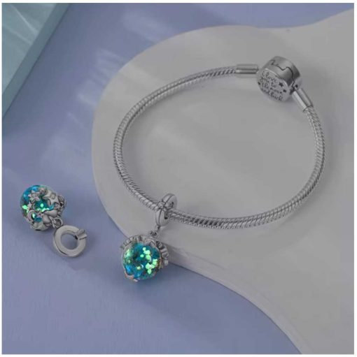 Pendant planet and stars